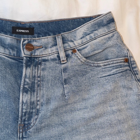 Express High Waisted Light Wash Pleated Wide Leg Jeans | 4R - Picture 4 of 11